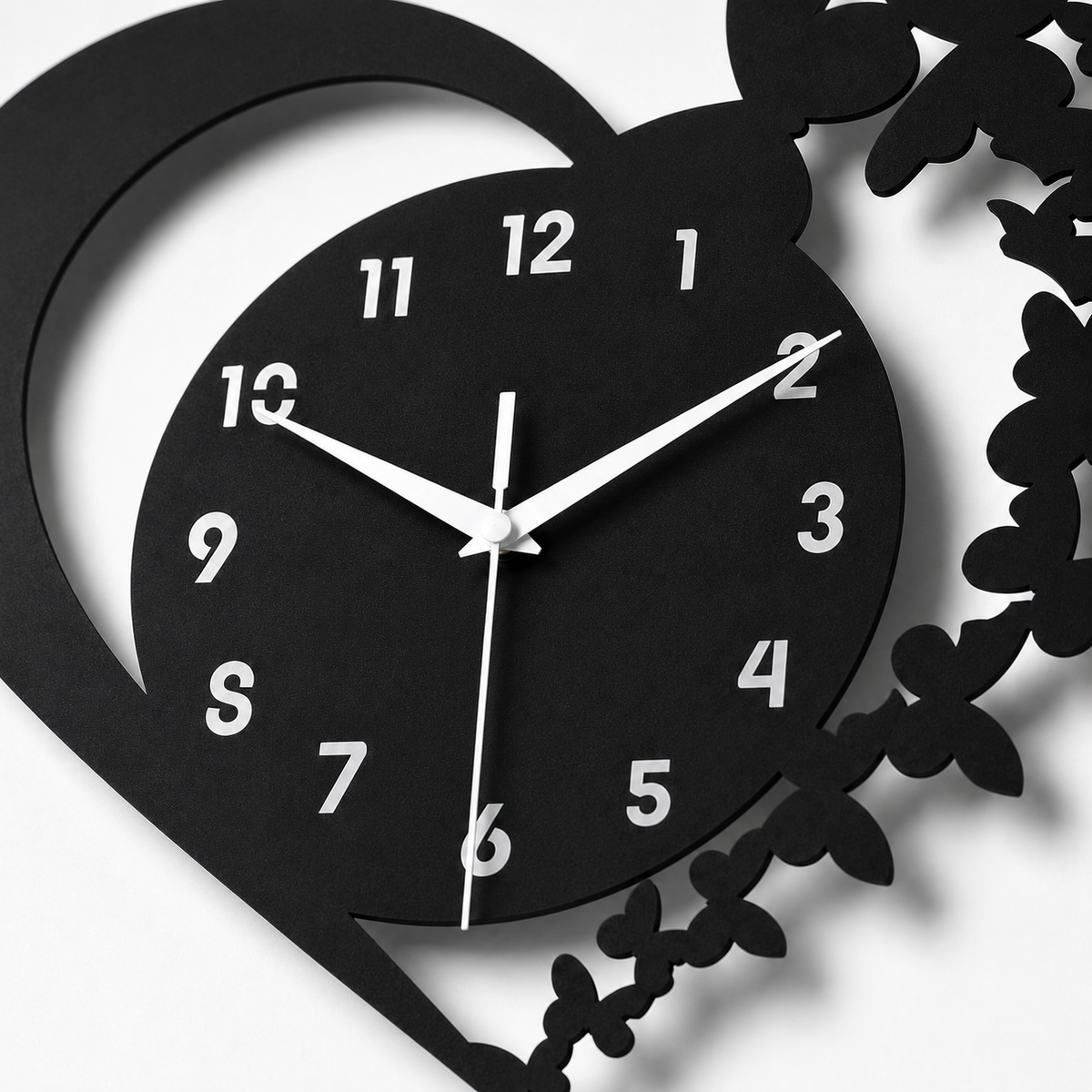 Horloge Murale Cœur Papillons Silencieuse – 30 cm