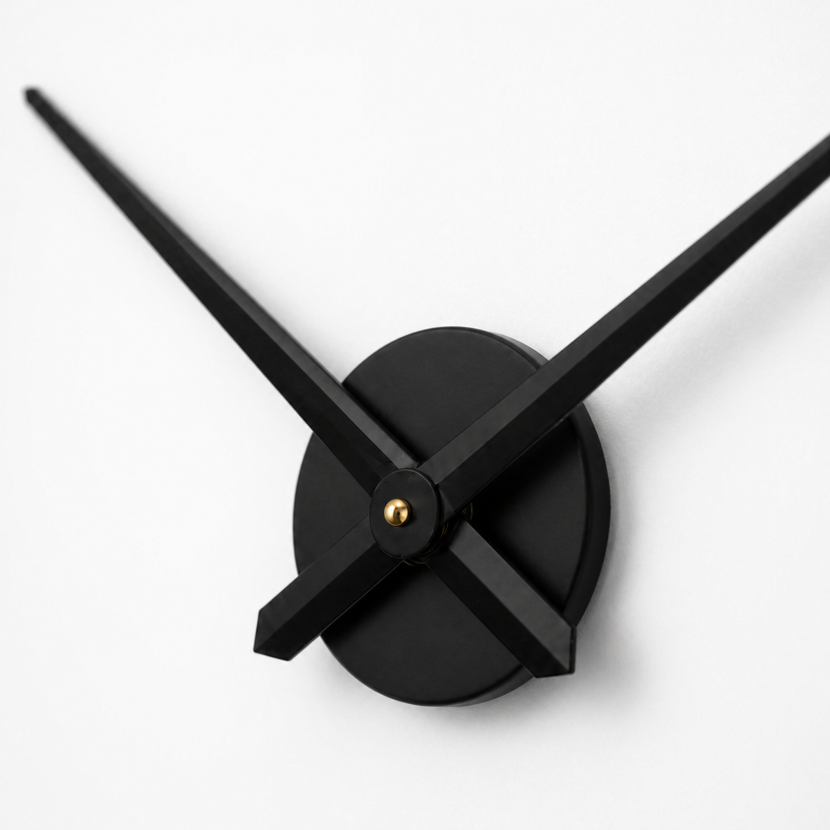 Horloge Murale Design Métal Grandes Aiguilles 38 cm — 3 Coloris