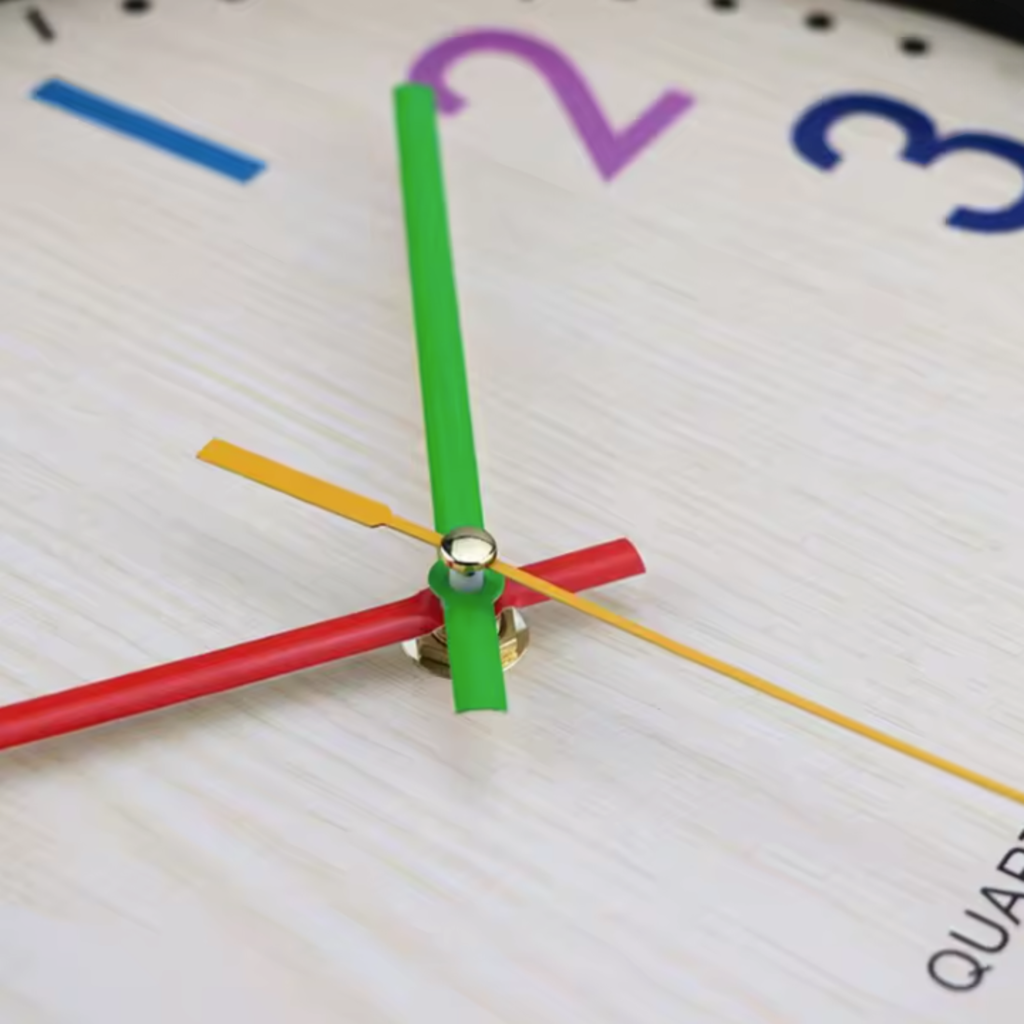 Horloge Murale Enfant Chiffres Colorés 30 cm Cadre Aspect Bois Quartz Silencieux